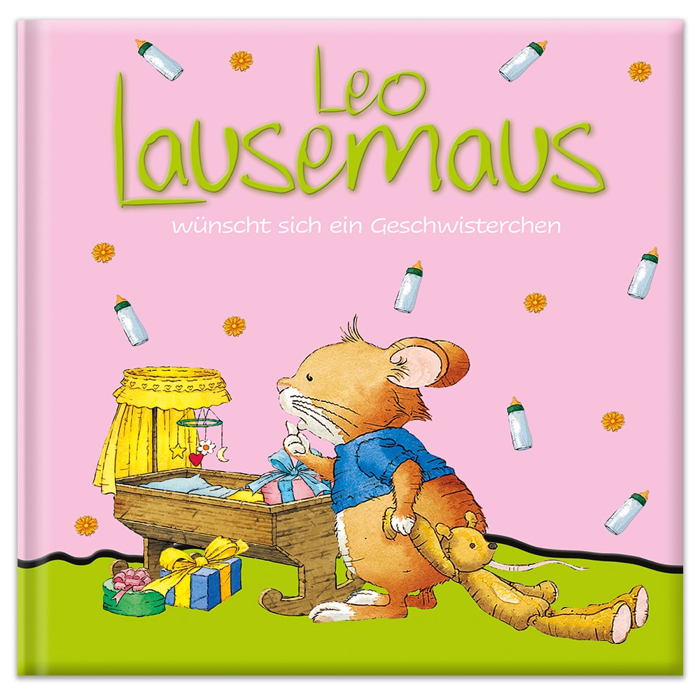 Maus im blauen Overall neben einem Kinderbett mit einem Teddybär. Babyflaschen und Schnuller im Hintergrund. Deutscher Text enthalten.