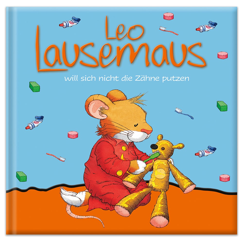 Illustrierte Maus im roten Pyjama mit Teddybär und verstreuten Zahnbürsten auf blauem Hintergrund.