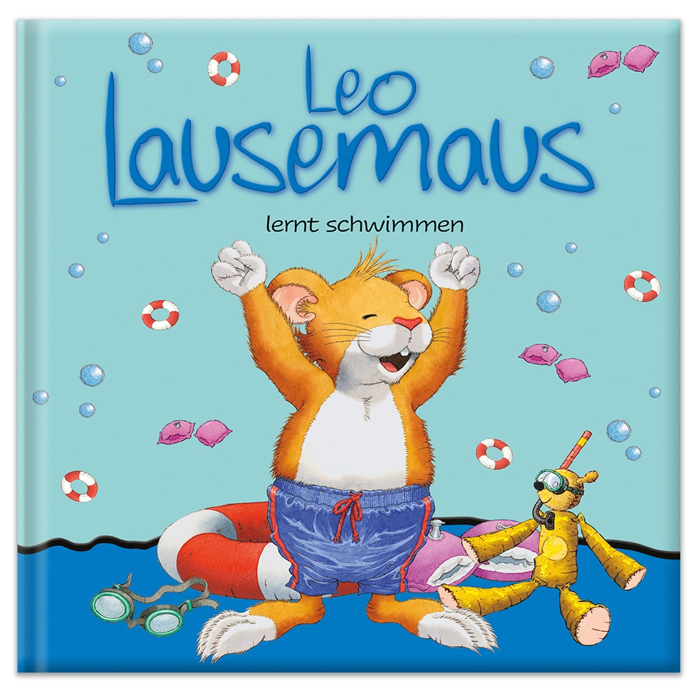 Jubelnde Cartoon-Maus in Badehose, umgeben von einem Schwimmkörper, einer Schwimmbrille und einem Spielzeug auf blauem Hintergrund.