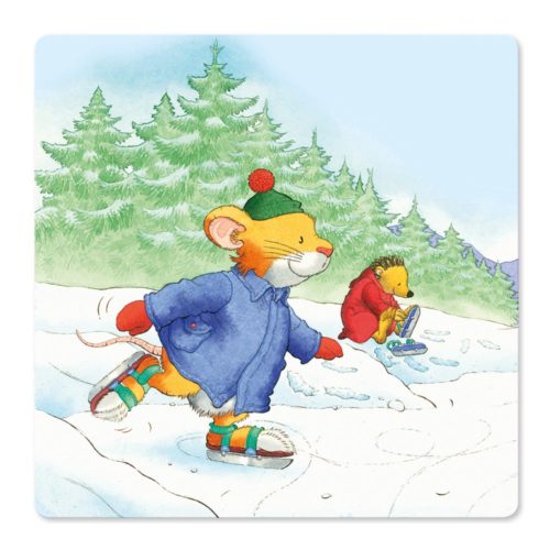 Zwei Tiere in Winterkleidung laufen auf einem verschneiten Pfad, umgeben von immergrünen Bäumen, Schlittschuh.