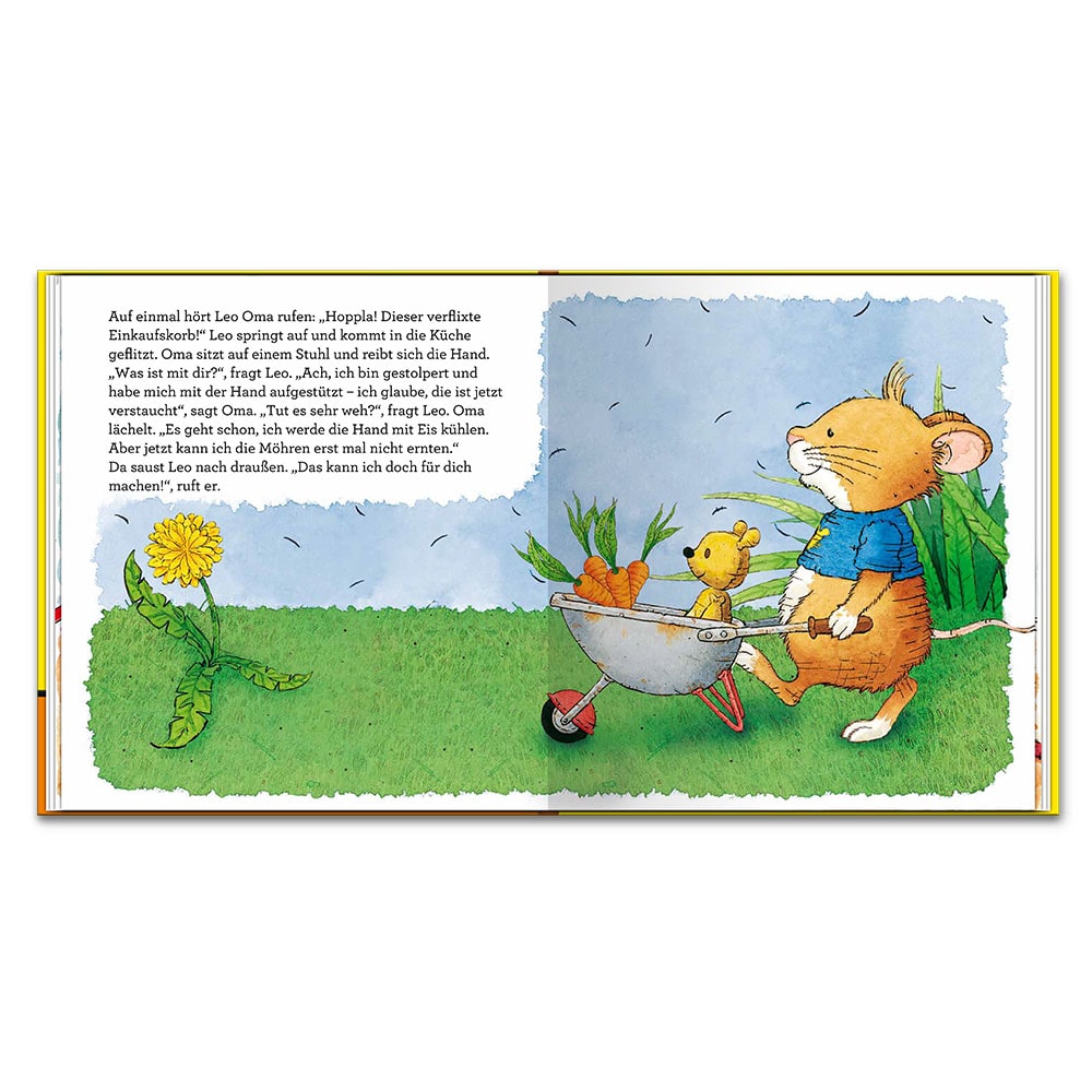 Illustrierte Kinderbuchseite mit einer Maus, die ein Stofftier in einer Schubkarre über eine Wiese schiebt.