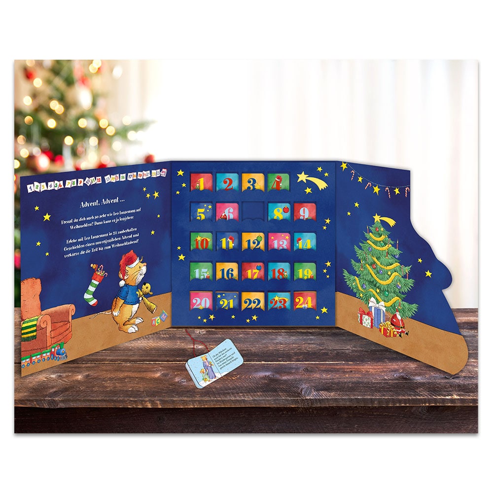 Offenes Adventskalenderbuch mit nummerierten Türen und Abbildungen eines Kindes und eines Weihnachtsbaums.