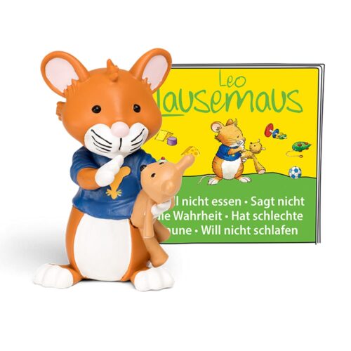 Spielzeugmausfigur, die eine kleinere Maus hält, im Hintergrund ein gelber Buchumschlag.