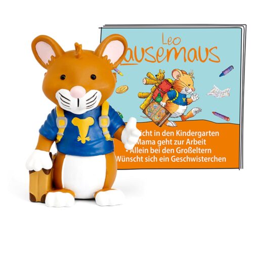 Spielzeugmausfigur mit einem Buch im Hintergrund, auf dem eine ähnliche Maus mit einem Rucksack abgebildet ist.