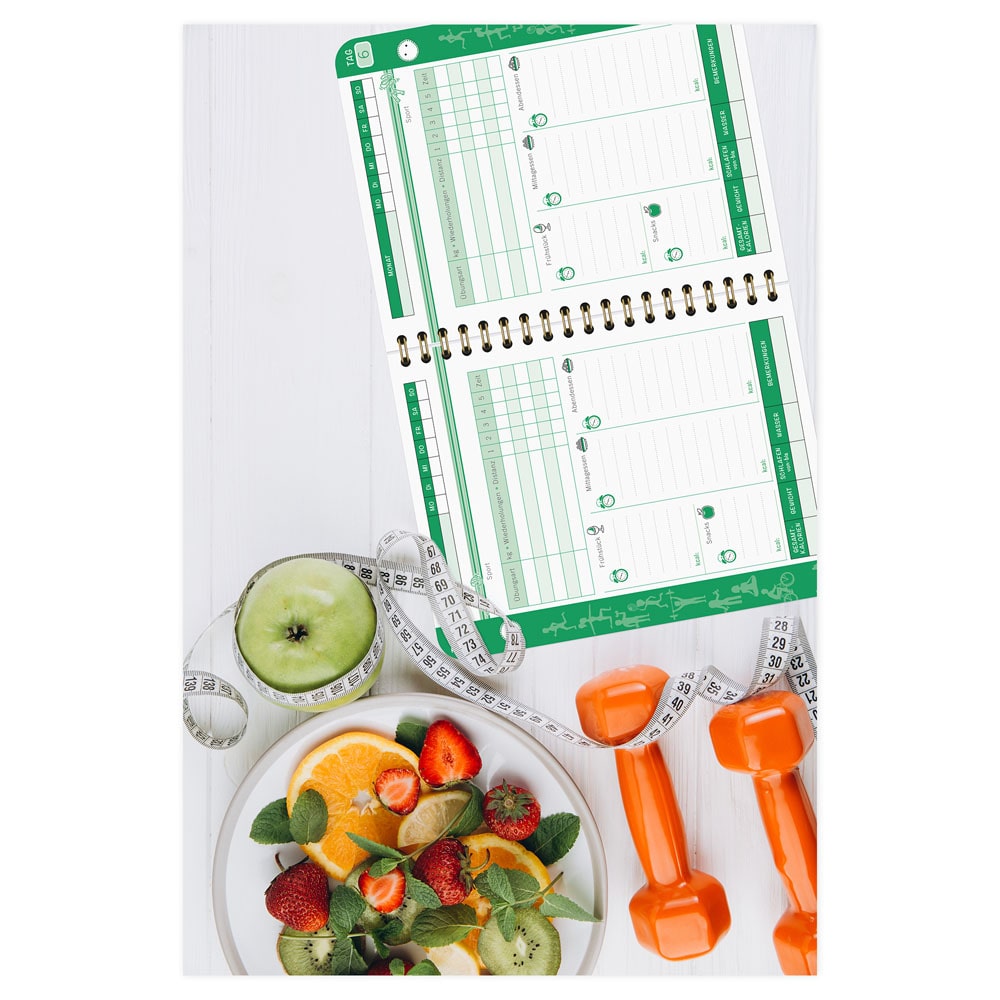 Fitnessplaner mit Früchten, Maßband, Hanteln und einem offenen Tagebuch auf einer weißen Fläche.