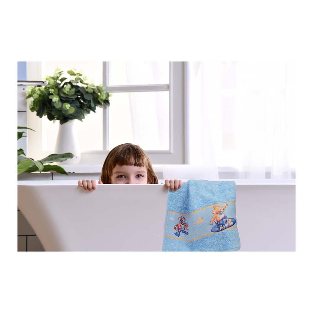 Kind späht über die Badewanne, an deren Rand ein blaues Handtuch mit verspielten Teddybärmotiven hängt.