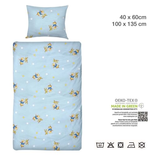 Hellblaues Bettwäscheset mit Stern- und Bärenmotiv, inklusive Kissen und Bettdecke. Maße und Pflegesymbole abgebildet.