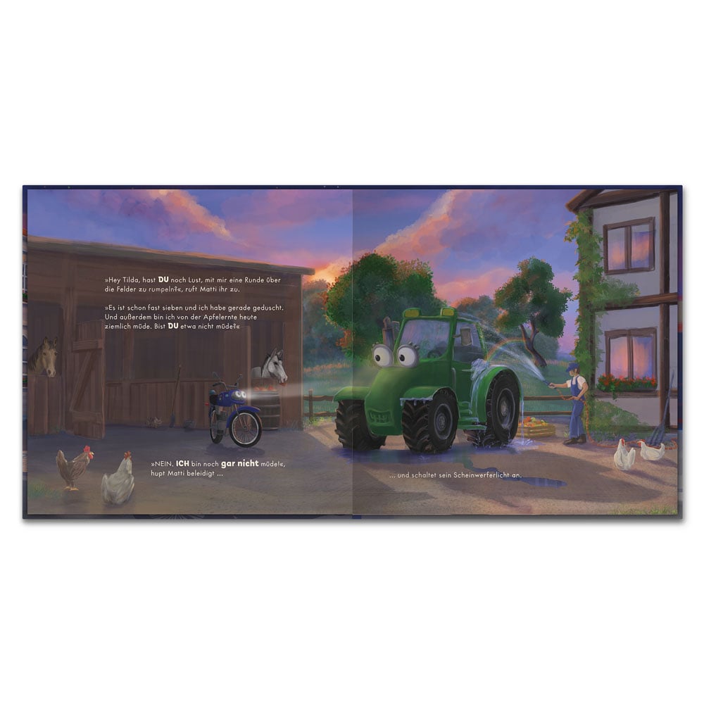 Kinderbuchillustration eines grünen Traktors, eines Motorrads und Hühnern auf einem Bauernhof mit deutschem Text.
