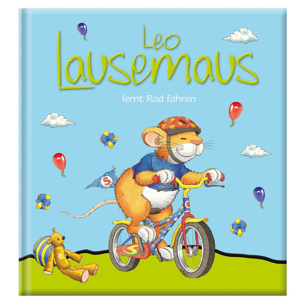 Cartoon-Maus mit Helm fährt Fahrrad, im Hintergrund sind Luftballons und Wolken zu sehen. Text: „Leo Lausemaus lernt Rad fahren.“