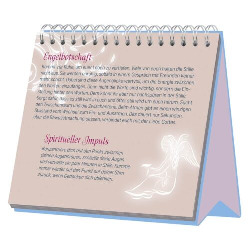 Ein spiralgebundener Tischkalender mit deutschem Text und Engelillustrationen auf den Seiten.
