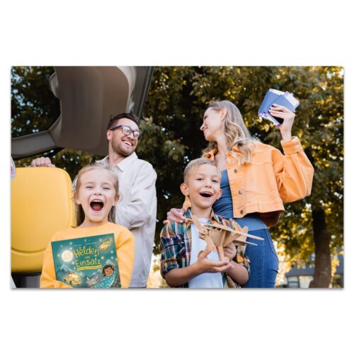 Familie freut sich über eine Schulbusfahrt, mit Kindern, die ein Buch und ein Modellflugzeug halten, im Freien an einem sonnigen Tag.