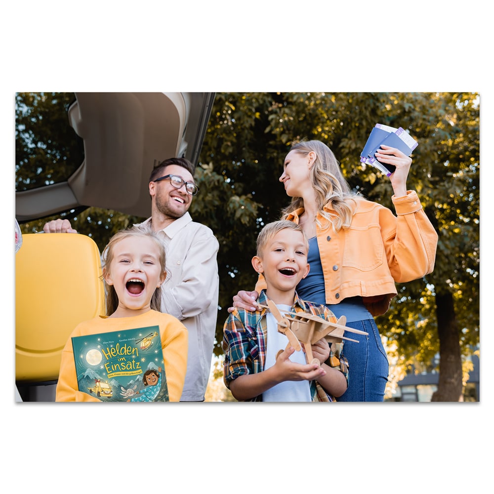 Familie freut sich über eine Schulbusfahrt, mit Kindern, die ein Buch und ein Modellflugzeug halten, im Freien an einem sonnigen Tag.